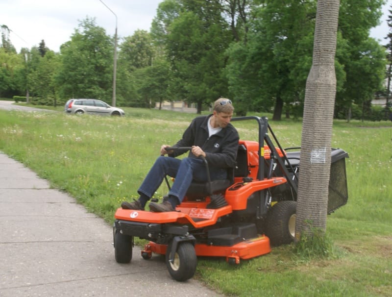 Kubota GZD15 Zero Turn Mower mowing close to a tree