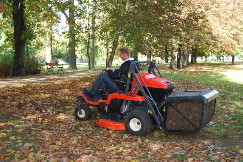 Kubota GZD15 Zero Turn Mower cleaning up leaves